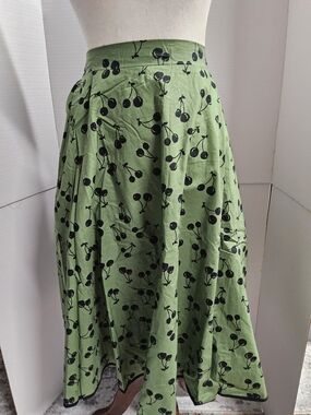 NWOT Size X lg Tulip B Green and Black Cherry-Print Skirt